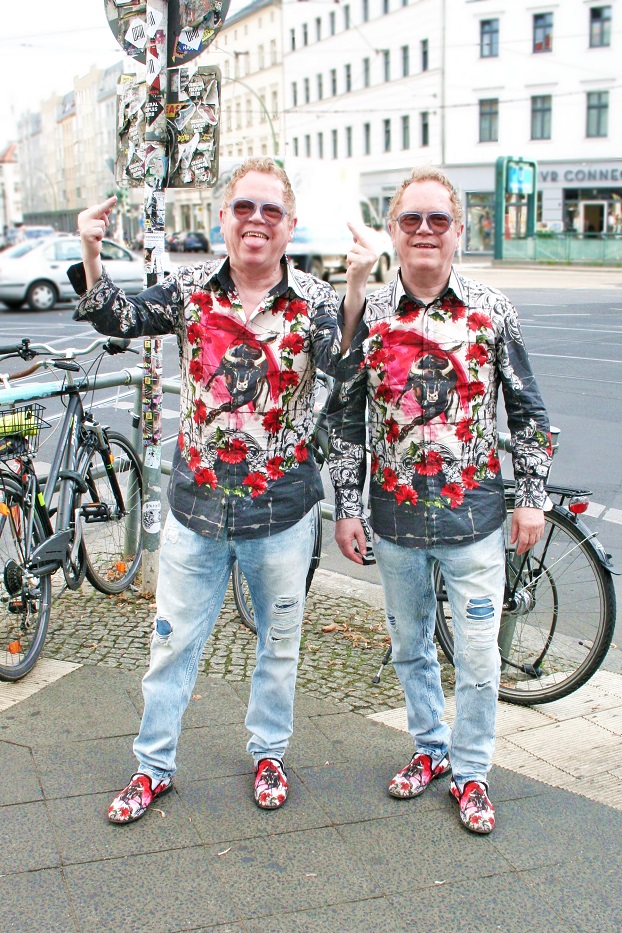 142c-Ulrich-Rolf-Rosenthaler Platz-Berlin-Mitte-eineiige Zwillinge-Schickaa-Björn-Akstinat-Straßenmode-Chris-Steet-Style-Fashionblog-Modeblog-Streetwear-Germany-East-Elton John-Twins-IMH-Sartorialist-Humans of Berlin