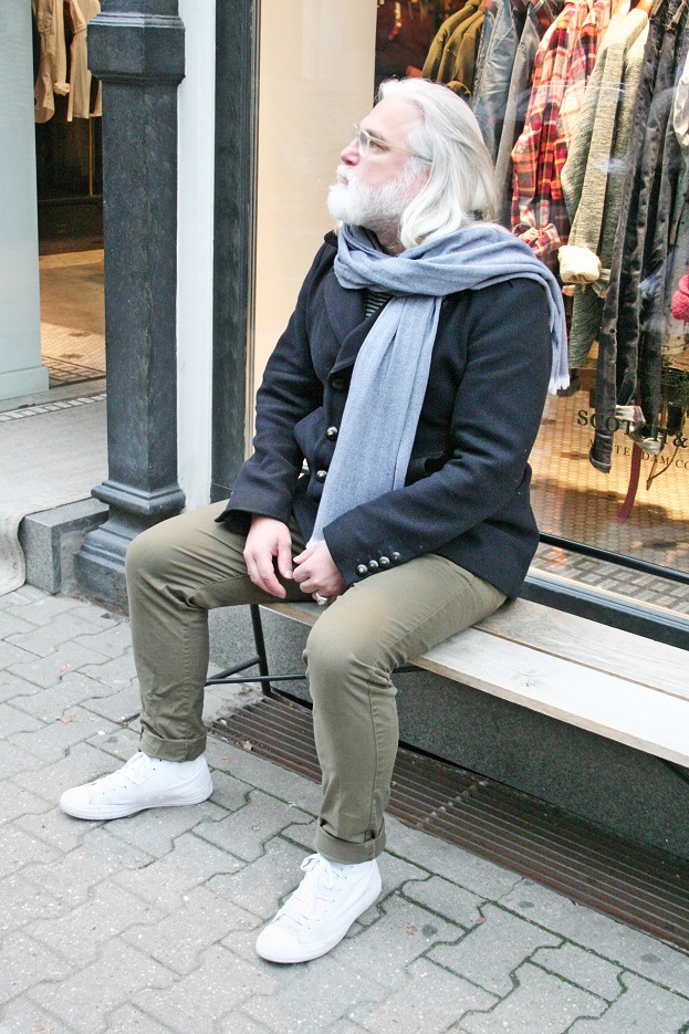 112c-schickaa-Foto-Bild-Berlin-Mitte-Straßenmode-Street Fashion Streetstyle Friseur Marc Bennemann-smart man with beard streetwear photographer Björn Akstinat