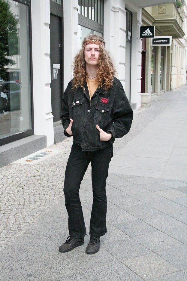 066c-Max Berlin-Mitte Germany Deutschland 60er 70s Stirnband Locken curly Hippie black Berlin Street Style Fashion Urban - Fotograf Björn Chris Akstinat schickaa