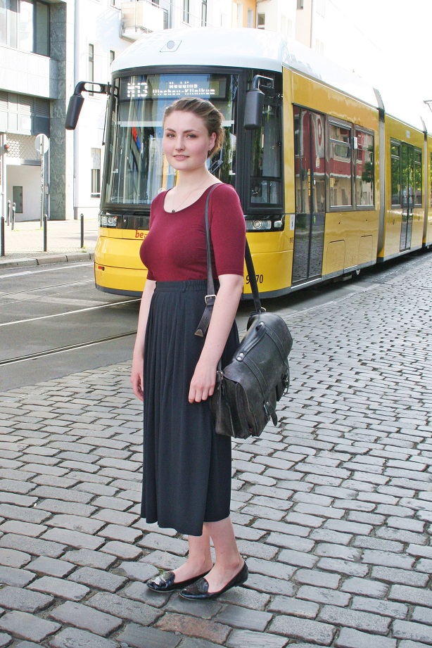 102c-Mareike-Berlin-Friedrichshain-Warschauer Straße-Fotograf Björn Chris Akstinat schickaa - Straßenbahn Tram girl woman fashionable Street Style Fashion Straßenmode Allemagne