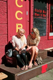 Sonja und Ivana vor Sowjet-Nostalgie-Bar