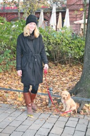 Wolle und sein Frauchen Claudia am Hackeschen Markt