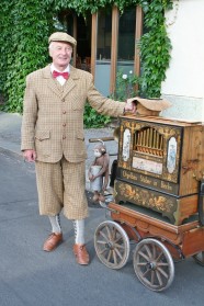 Manfred, Drehorgelspieler am Spreeufer in Berlin-Mitte