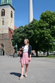 Dajana vor der Marienkirche am Alexanderplatz